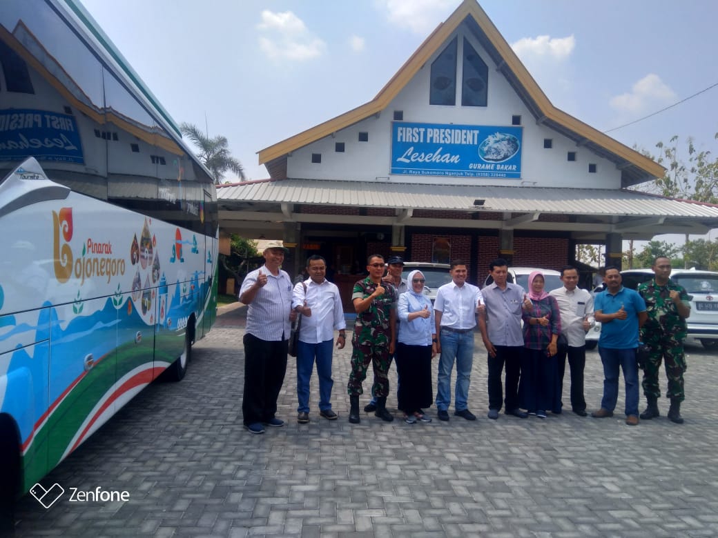 Ka. Bappeda mendampingi Ibu Bupati tinjau Exit Tol di Nganjuk